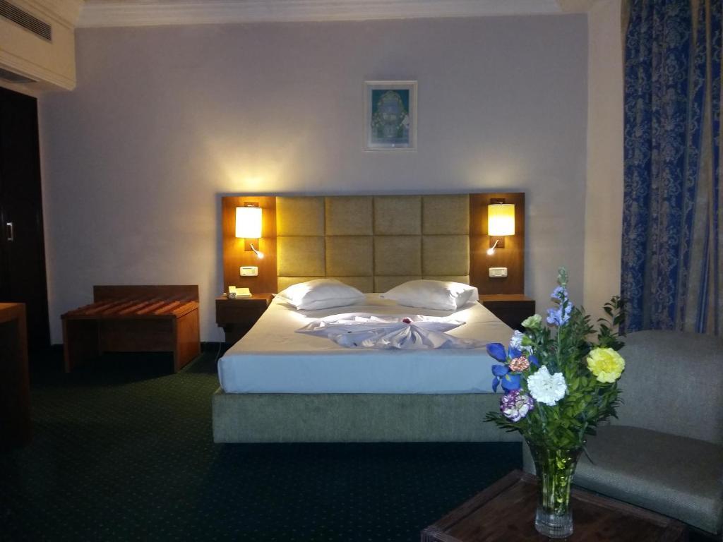 Hotel Ibn Khaldoun Тунис Екстериор снимка