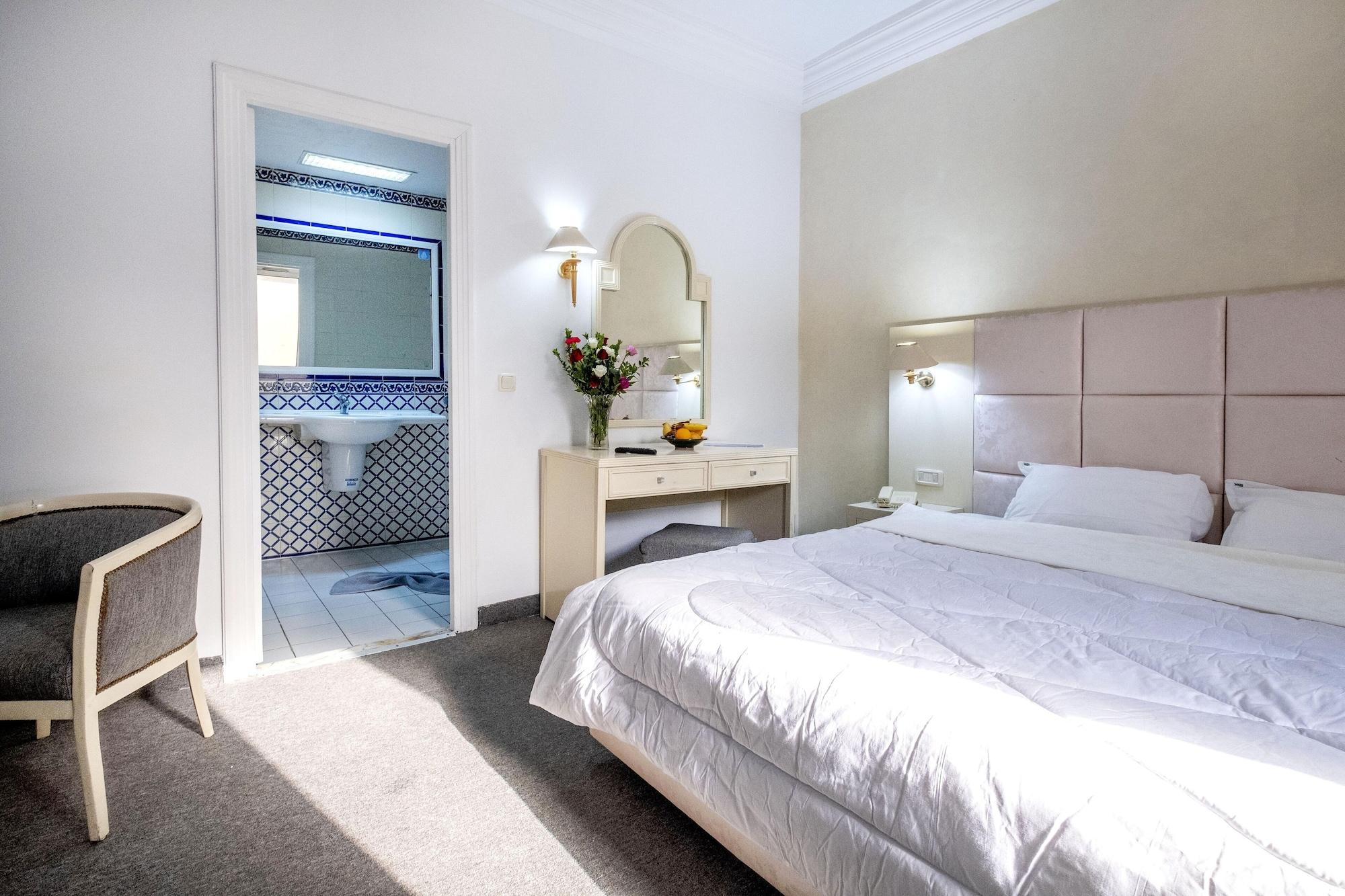 Hotel Ibn Khaldoun Тунис Екстериор снимка