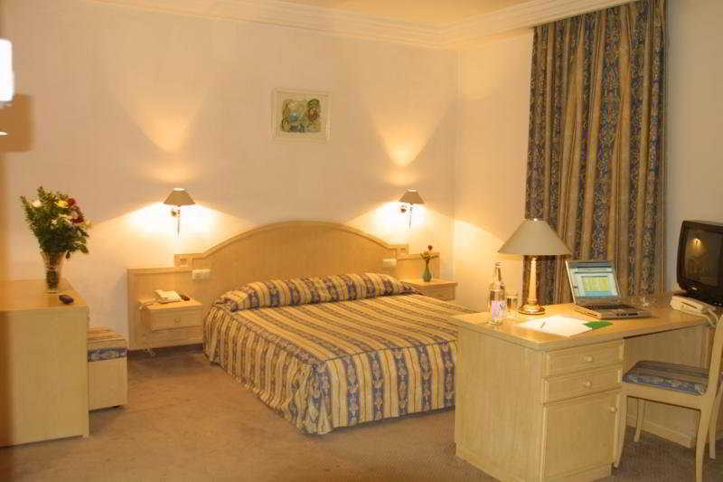 Hotel Ibn Khaldoun Тунис Стая снимка