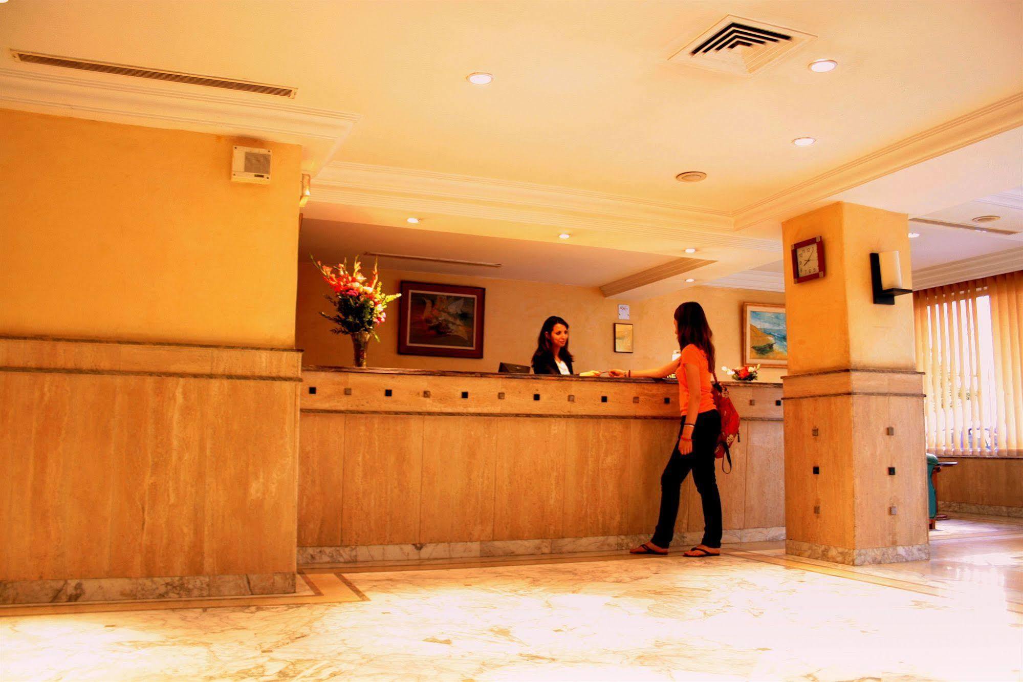 Hotel Ibn Khaldoun Тунис Екстериор снимка