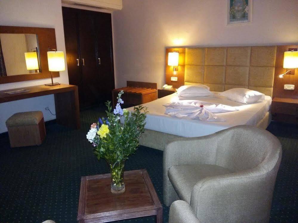 Hotel Ibn Khaldoun Тунис Екстериор снимка